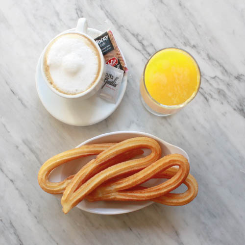 desayuno con Café, churros y zumo de naranja natural