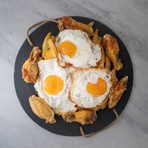 Huevos rotos con alitas