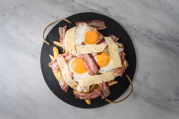 Huevos rotos con bacon y queso